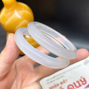 Vòng Liền “Bạch Nguyệt Quang” – Chalcedony Tự Nhiên Cao Cấp